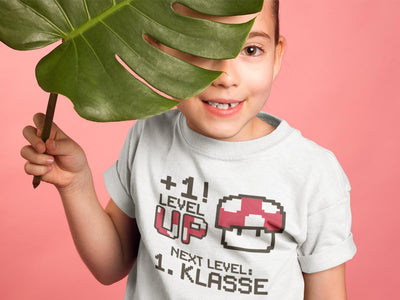 Zur Einschulung Plus1 - Level UP NEXT LEVEL 1. KLASSE Mädchen T-Shirt